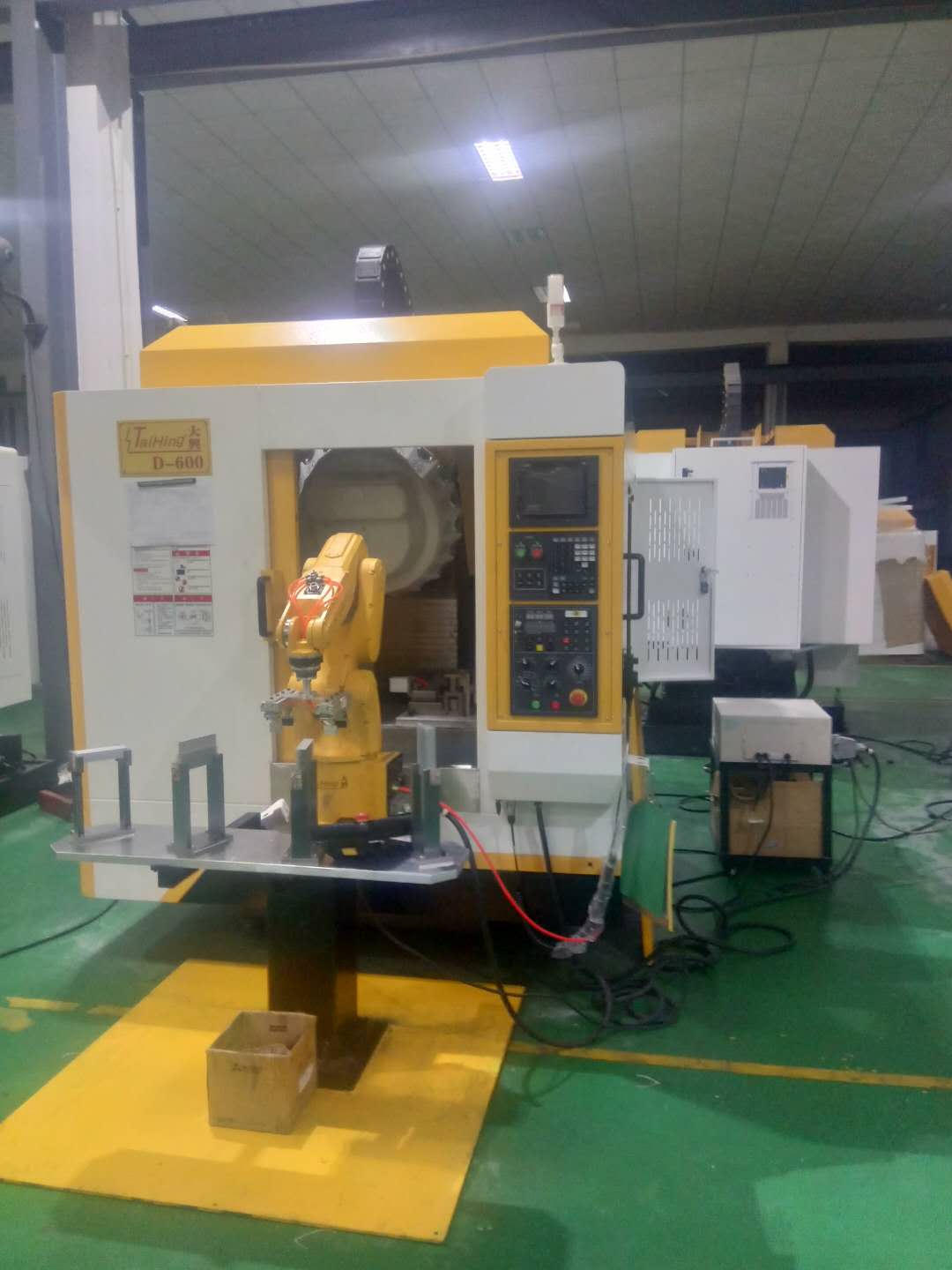 高速钻孔攻牙机D-600 (带机械手，全自动上下料）